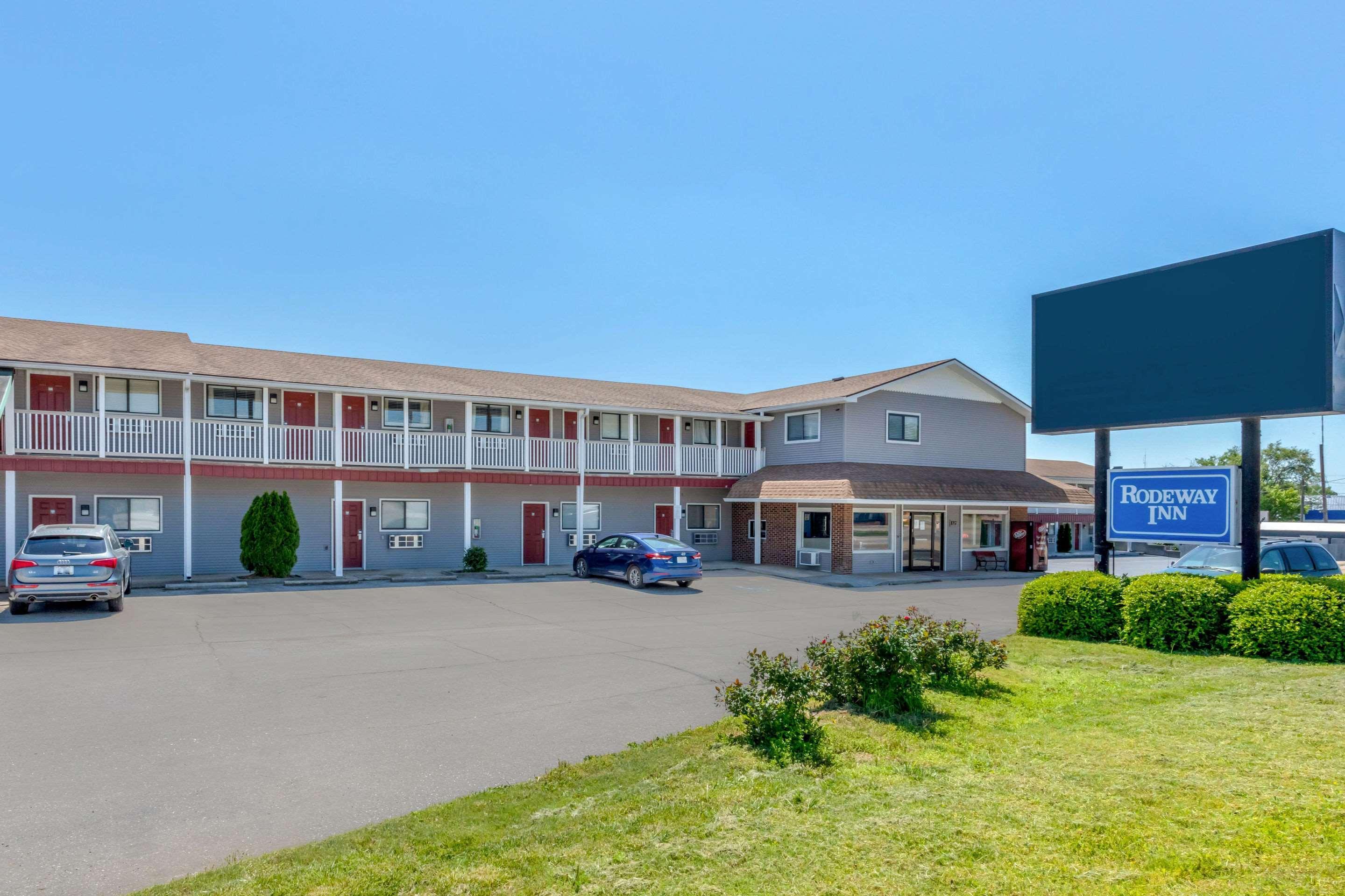 Redwood Inn Saint Robert Exterior photo